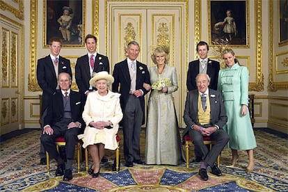 Foto oficial de la boda del príncipe Carlos de Inglaterra y Camilla (en el centro). A la izquierda de él, sus hijos Harry y William. A la derecha de ella, sus hijos Tom y Laura. Sentados, de izquierda a derecha, el duque de Edimburgo y su mujer, la reina Isabel II; y el padre de la novia, Bruce Shand.