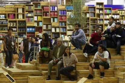 Visitantes esperan en el pabell&oacute;n dedicado a Israel en la Feria Internacional del Libro de Guadalajara (FIL).