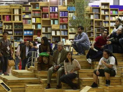 Visitantes esperan en el pabell&oacute;n dedicado a Israel en la Feria Internacional del Libro de Guadalajara (FIL).