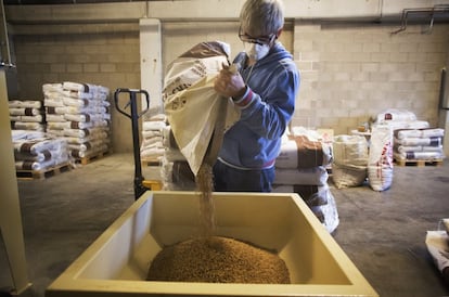 El proceso de elaboración de una cerveza artesanal comienza moliendo el grano.