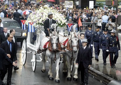 Traslado del féretro de Celia Cruz por las calles de Nueva York. La carroza recorrió 30 manzanas en este último adiós de su ciudad de adopción. La cantante fue velada en la funeraria Frank. E. Campbell, la misma donde se rindió luto a Jacqueline Kennedy, Judy Garland o Rodolfo Valentino.