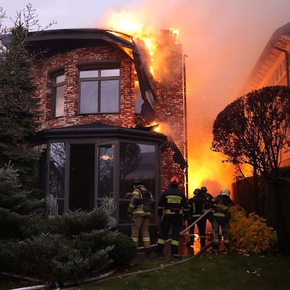 Firefighters work at the site of a Russian missile strike, amid Russia's attack on Ukraine, in Dnipro, Ukraine November 21, 2024. Press service of the State Emergency Service of Ukraine in Dnipropetrovsk region/Handout via REUTERS ATTENTION EDITORS - THIS IMAGE HAS BEEN SUPPLIED BY A THIRD PARTY. DO NOT OBSCURE LOGO.