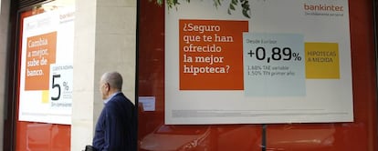 Escaparate de una oficina de Bankinter donde anuncia las condiciones de la hipoteca a tipo variable.