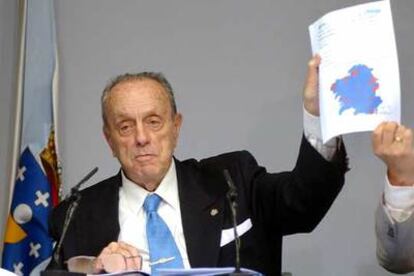 Manuel Fraga, presidente de la Xunta en funciones, muestra un mapa de Galicia con resultados electorales.