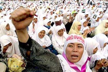 Mujeres musulmanas indonesias, en una manifestación en Yakarta contra los bombardeos de EE UU contra Afganistán.