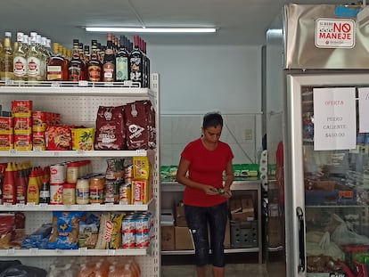 Un mujer, el 12 de febrero en una tienda de alimentación en La Habana.