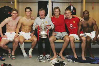 Ferguson celebra con (de izquierda a derecha): Gunnar Solskjaer, Cristiano Ronaldo, Roy Carroll, Darren Fletcher y Eric Djemba el triunfo de la FA Cup conseguido el 22 de mayo de 2004 (el quinto conseguido con el Manchester).