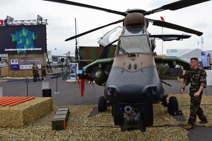 Firmar contratos militares es otro de los objetivos de la feria. En la foto, el Airbus Helicoptero Eurocopter EC665 Tigre.