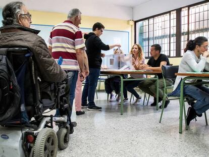 Votantes esperan a ejercer el sufragio en el colegio Los Gladiolos, en Santa Cruz de Tenerife.