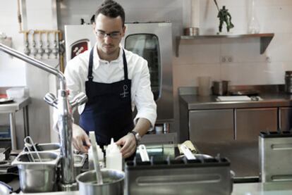 Paco Morales, en su restaurante del hotel Ferrero, de Bocairent.