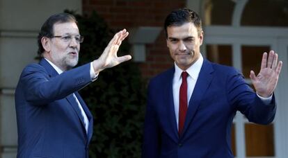 Mariano Rajoy (i), saluda al secretario general del PSOE, Pedro Sánchez.