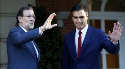  Mariano Rajoy (i), saluda al secretario general del PSOE, Pedro S&aacute;nchez.