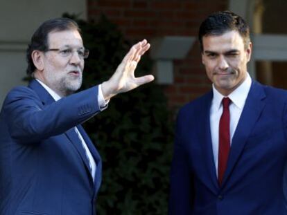 Mariano Rajoy (i), saluda al secretario general del PSOE, Pedro Sánchez, a finales de noviembre.