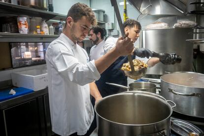 Dídac Ruiz, cocinero de 23 años, preparando los primeros platos de la jornada en el restaurante La Pau, en la calle Josep Anselm Clavé, 19, en Barcelona. 