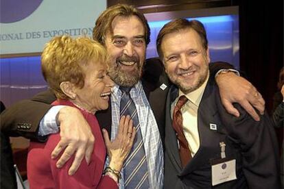 María Teresa Fernández de la Vega, vicepresidenta primera del Gobierno; Juan Alberto Belloch, alcalde de Zaragoza, y Marcelino Iglesias, presidente de Aragón, celebran ayer en París la elección de la ciudad española.