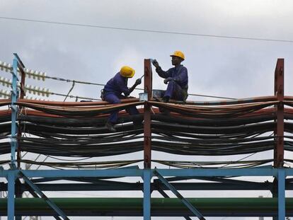 Dos operarios trabajan en el mantenimiento de una central t&eacute;rmica en Ghana.