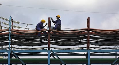 Dos operarios trabajan en el mantenimiento de una central térmica en Ghana.