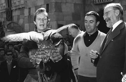 Spanish naturalist and communicator Félix Rodríguez de la Fuente teaching Charlton Heston how to hold a falcon during the shoot of 'El Cid'.