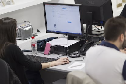 Varias personas trabajan en una oficina en Murcia.