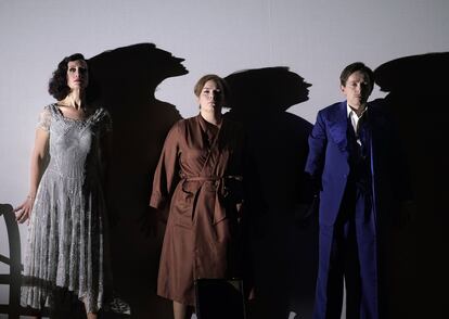 Parténope (Brenda Rae), Rosmira (Teresa Iervolino) y Arsace (Iestyn Davies) durante el 'terzetto' 'Un cor infedele', poco antes de que los dos últimos deban batirse en duelo.