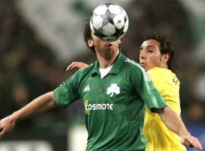 Cazorla pelea por el balón con Wawrzyniak.