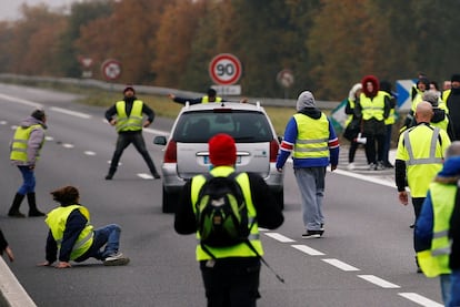 Las protestas suponen un nuevo órdago para el Ejecutivo de Emmanuel Macron, que decidió aumentar los impuestos de los carburantes para promover la transición energética. En la imagen, un coche es obligado a parar durante el corte de una carretera en Donges (Francia).