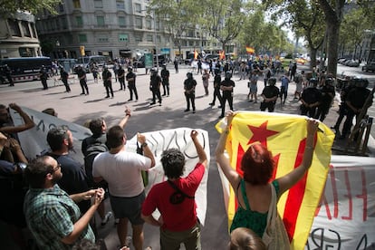 Imatge de la confrontació de banderes als Jardinets de Gràcia.