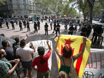 Imagen de la confrontaci&oacute;n de banderas en los Jardinets de Gr&agrave;cia.