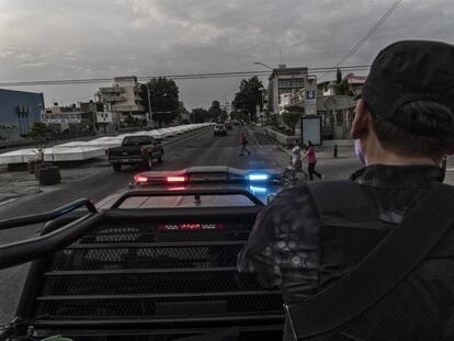 Personal de la policía del Estado de Jalisco patrulla una avenida de la zona metropolitana.