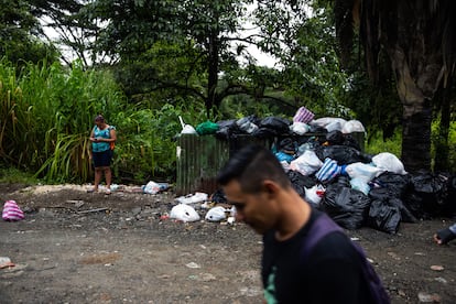 Una de las principales paradas de autobús del barrio de Las Brisas es también el único punto de recogida de basuras de toda la zona.