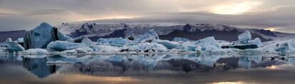 La laguna de Jökulsárlón, con sus esculturas de hielo flotante, ha sido escenario para el rodaje de películas como Lara Croft. Tomb Raider o James Bond, Muere otro día.