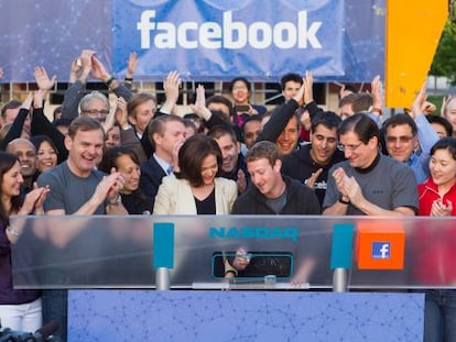 El creador de Facebook, Mark Zuckerberg, junto a su equipo el d&iacute;a que la red social sali&oacute; a Bolsa