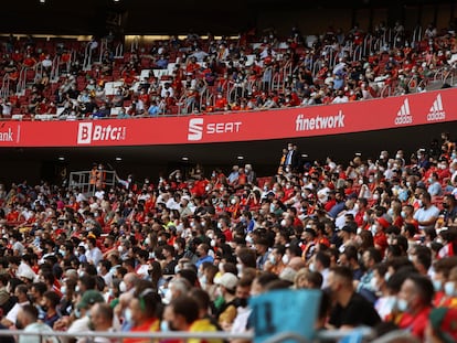 El público, de vuelta este viernes en las gradas del Metropolitano después de más de un año.