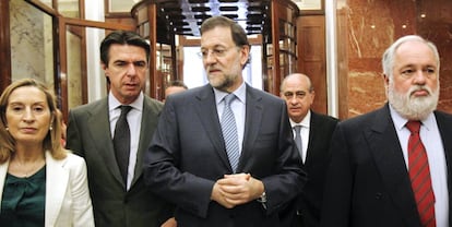 De izquierda a derecha, la ministra de Fomento, Ana Pastor, el ministro de Industria, José Manuel Soria, el presidente del Gobierno, Mariano Rajoy; el ministro de Interior, Jorge Fernández Díaz, y el ministro de Agricultura, Ángel Arias Cañete, en los pasillos del Congreso de los Diputados.