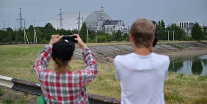 Dos turistas toman fotografías en Chernóbil, en junio.