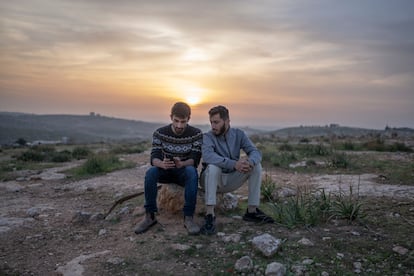 Los codirectores del documental 'No Other Land' Basel Adra (izquierda) y Yuval Abraham esperan la liberación de su compañero Hamdan Ballal, en Susya, Palestina, el pasado 25 de marzo.