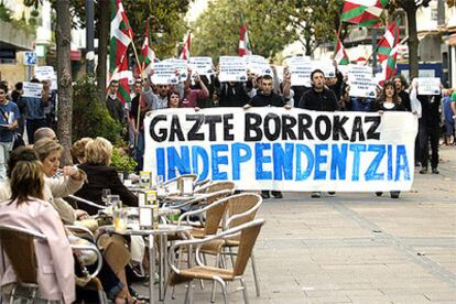 Cabecera de la manifestación de Segi celebrada ayer en Vitoria.