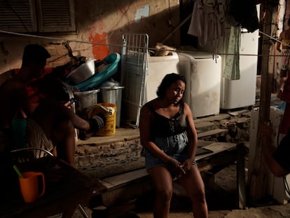 Manicure Leticia Machado, 31 anos, e com sete filhos, é fotografada em sua casa na favela do Turano, no Rio de Janeiro.