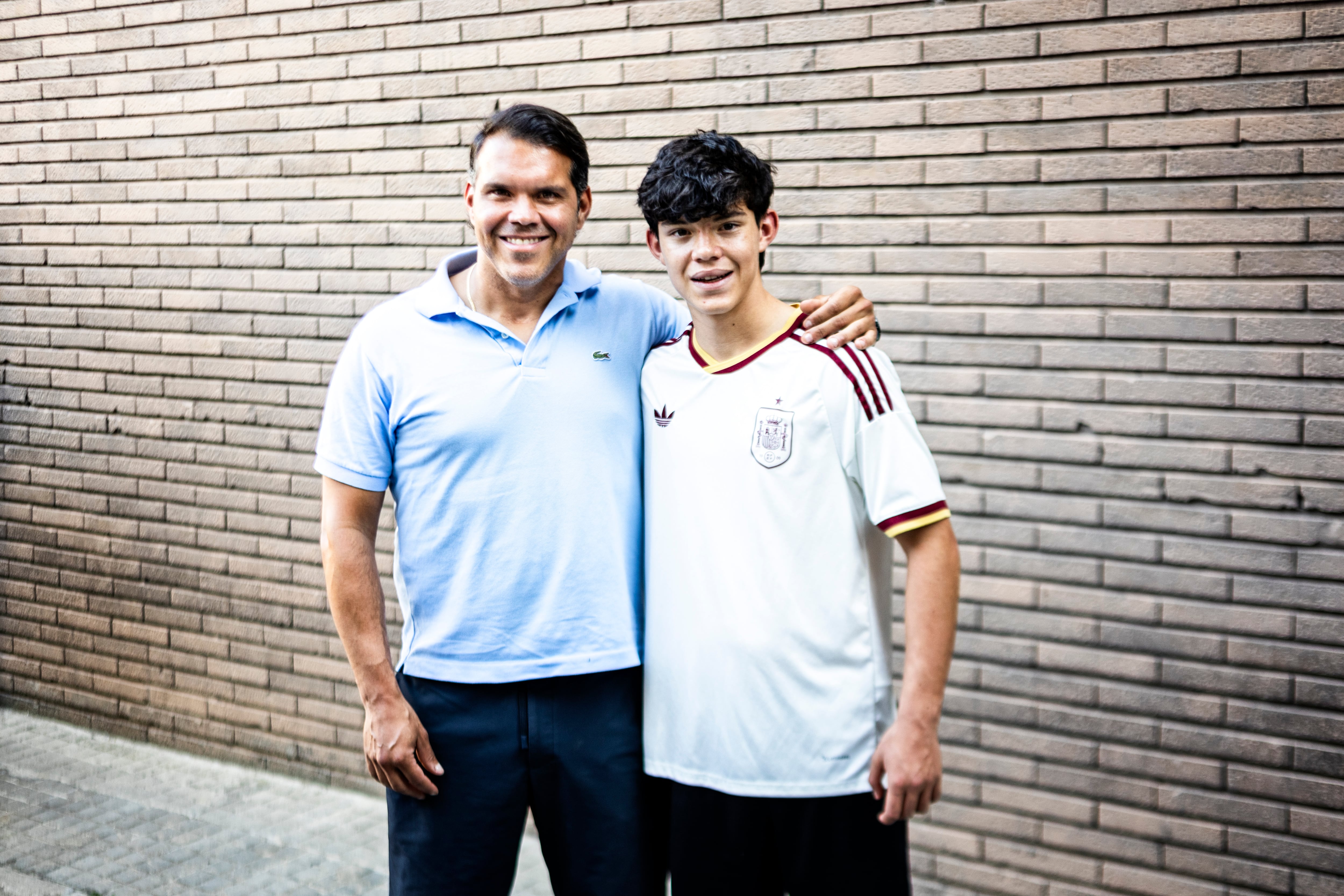 Paulo Noronha, de 16 años, un futbolista de la cantera del Atlético de Madrid nacido en Venezuela, posa este lunes con su padre Paulo, de 48, en la sede de EL PAÍS.