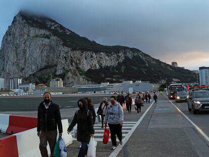Peatones y vehículos cruzan la pista del aeropuerto de Gibraltar camino de la Verja para pasar a España.