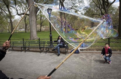 Reacción de un niño ante una burbuja gigante en el Central Park en Nueva York (EE UU).