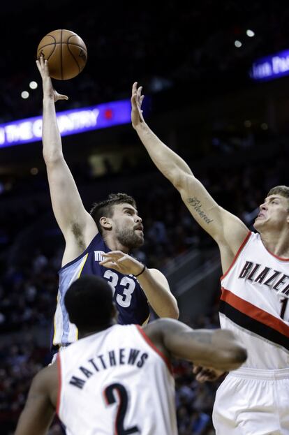 Marc Gasol, de los Grizzlies lanza ante Leonard, de los Blazers.