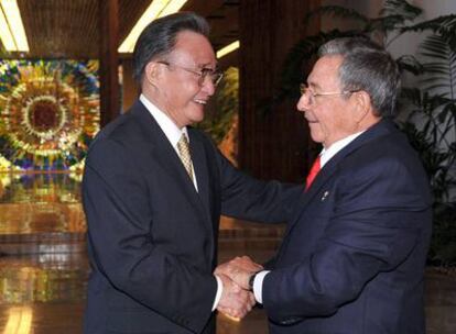 El presidente cubano, Raúl Castro, y el presidente de la Asamblea Nacional China, Wu Bangguo, durante su reunión en La Habana.