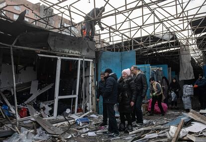 Escombros en un mercado local tras los recientes bombardeos rusos en Donetsk (Ucrania), el miércoles. 