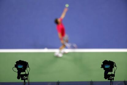 Thiem sirve durante el partido contra Cilic en Nueva York.