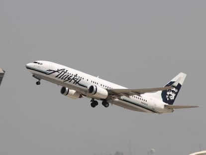 Un avi&oacute;n despega del aeropuerto internacional de Los &Aacute;ngeles.