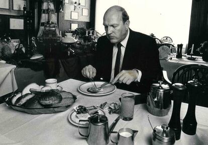 El teólogo Simon J. Kistemaker ataca el desayuno de los campeones.