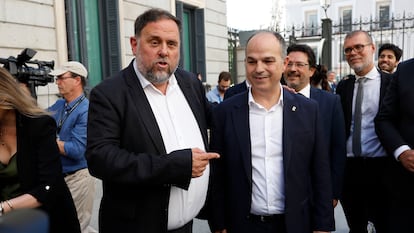 Oriol Junqueras (izquierda) y Josep Rull, en el Congreso tras la aprobación de la ley de amnistía.