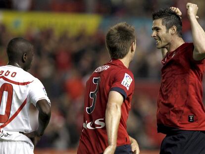 Kike Sola celebra el gol que suponía el empate ante la desolación de Dabo.