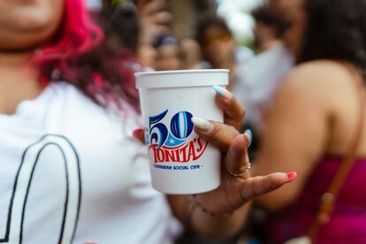 Una taza personalizada para el 50 aniversario del ⁣Caribbean Social Club.